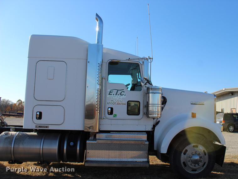 image for item BE9392 2013 Kenworth W900 semi truck