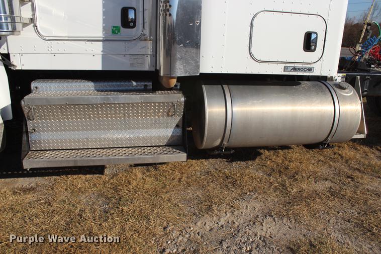 image for item BE9392 2013 Kenworth W900 semi truck