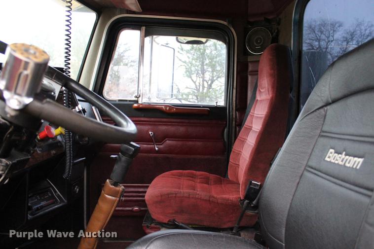 image for item BE9396 1992 Peterbilt 379 semi truck