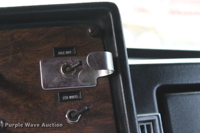 image for item BE9396 1992 Peterbilt 379 semi truck