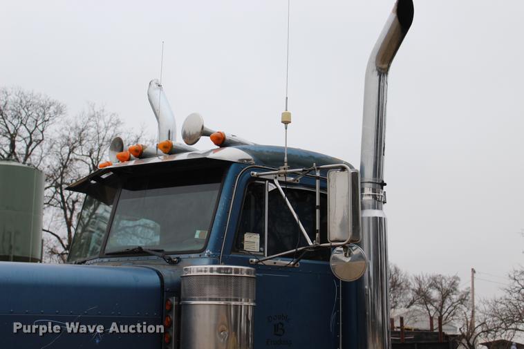 image for item BE9396 1992 Peterbilt 379 semi truck