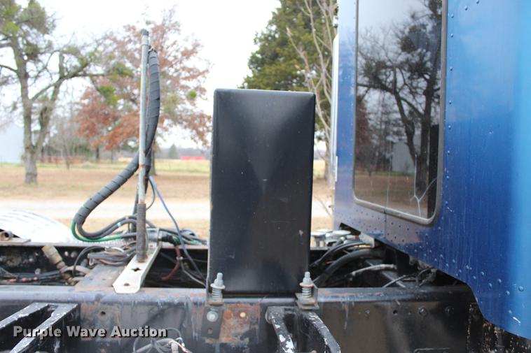 image for item BE9396 1992 Peterbilt 379 semi truck