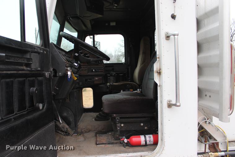 image for item BE9399 1993 Freightliner FLD112 semi truck