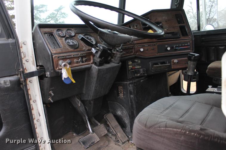 image for item BE9399 1993 Freightliner FLD112 semi truck