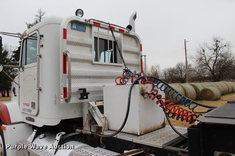 image for item BE9399 1993 Freightliner FLD112 semi truck