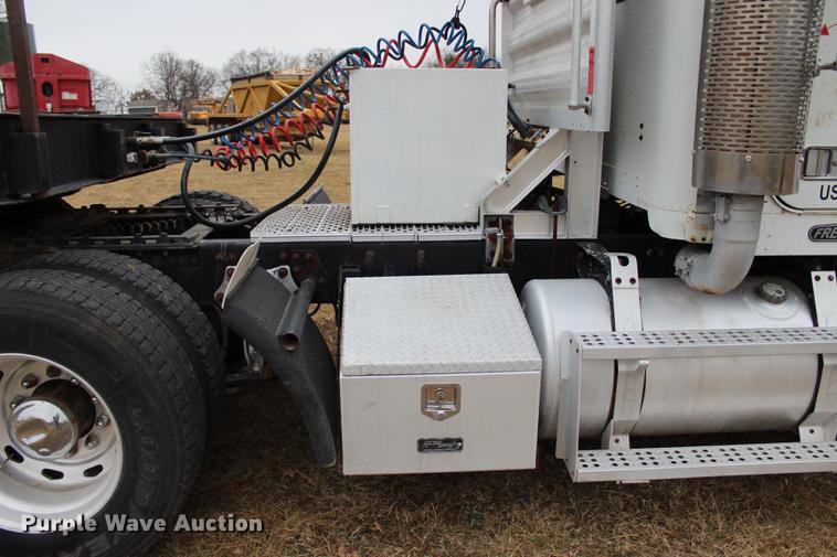 image for item BE9399 1993 Freightliner FLD112 semi truck