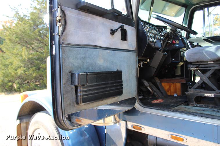 image for item BE9418 1987 Peterbilt 379 semi truck