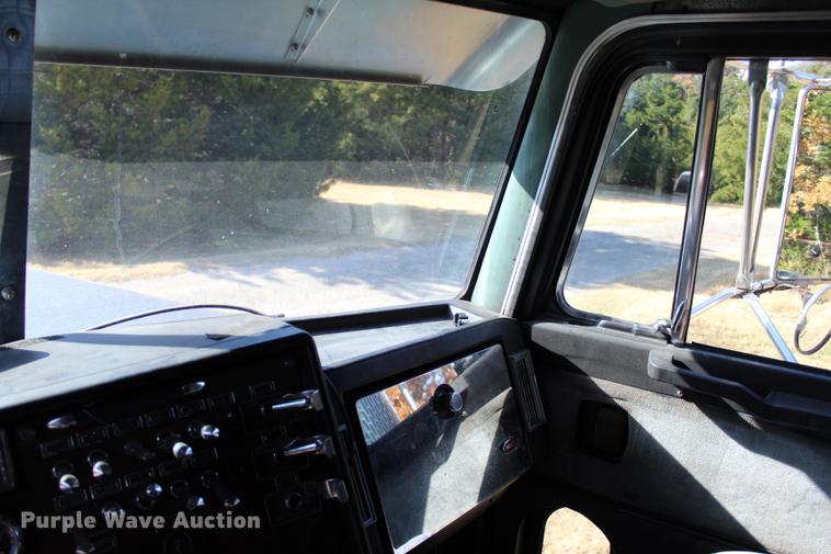 image for item BE9418 1987 Peterbilt 379 semi truck