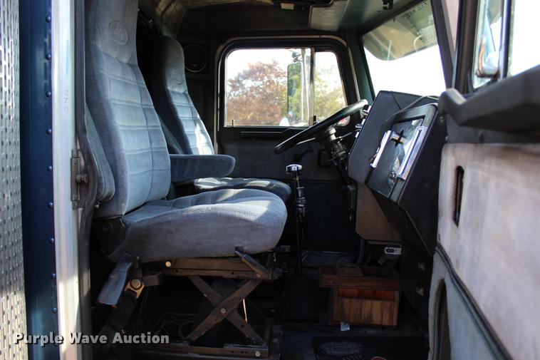 image for item BE9418 1987 Peterbilt 379 semi truck