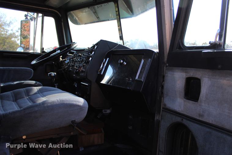 image for item BE9418 1987 Peterbilt 379 semi truck