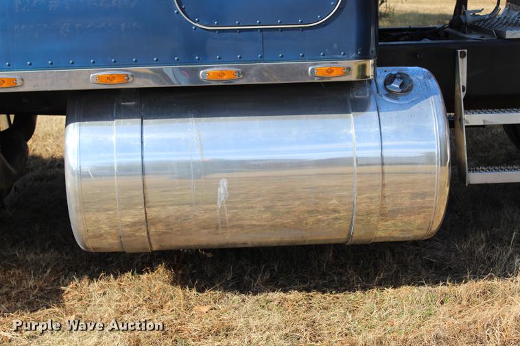 image for item BE9418 1987 Peterbilt 379 semi truck