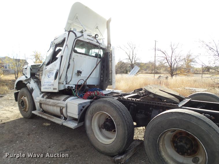 image for item BJ9913 2009 Freightliner Business Class M2 semi truck