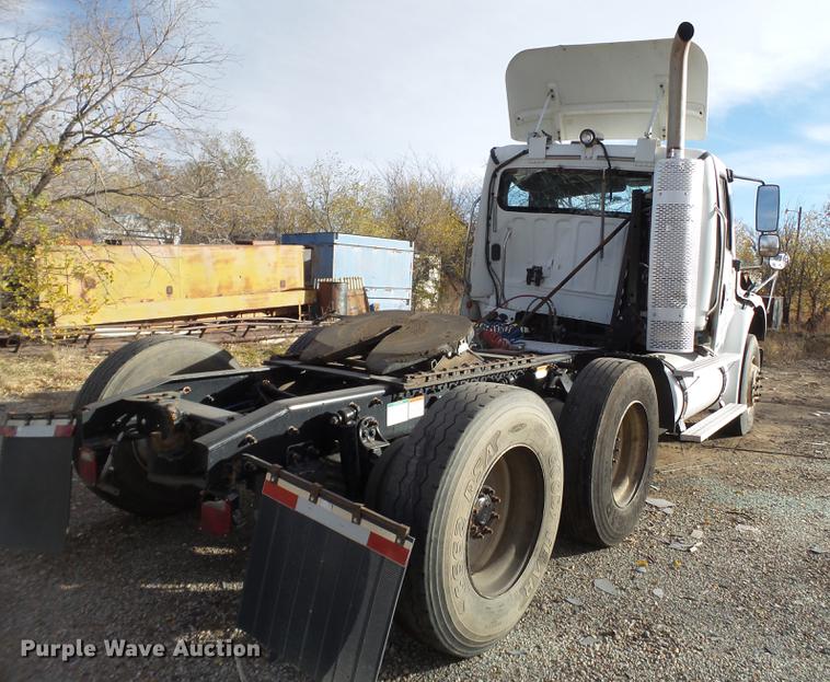 image for item BJ9913 2009 Freightliner Business Class M2 semi truck