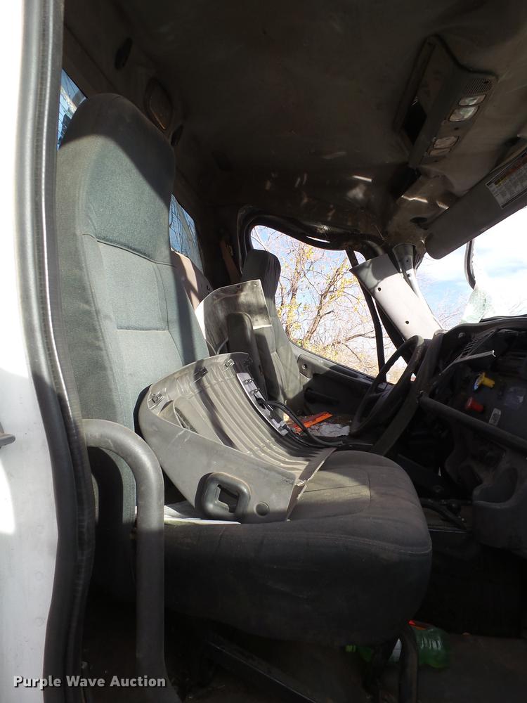 image for item BJ9913 2009 Freightliner Business Class M2 semi truck