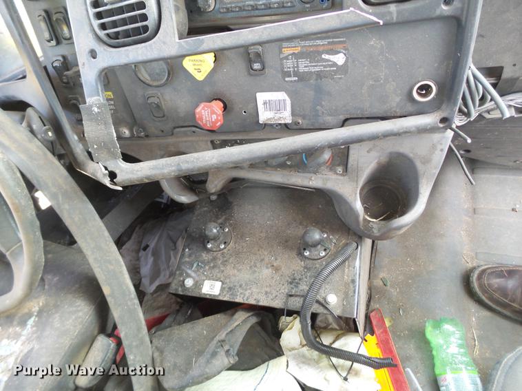 image for item BJ9913 2009 Freightliner Business Class M2 semi truck