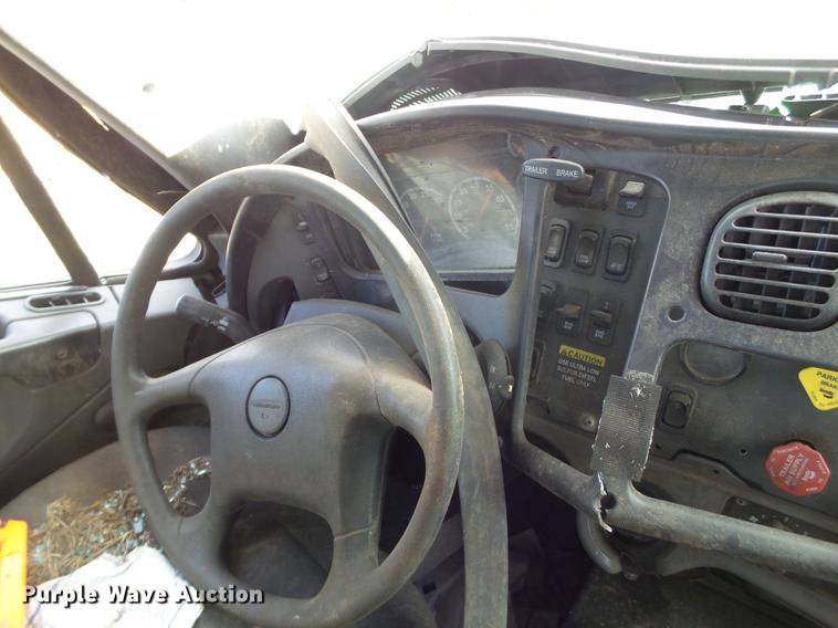 image for item BJ9913 2009 Freightliner Business Class M2 semi truck