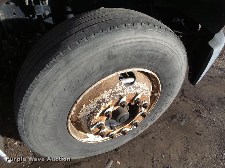 image for item BJ9913 2009 Freightliner Business Class M2 semi truck