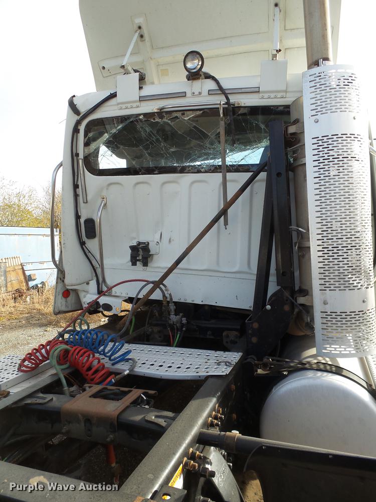 image for item BJ9913 2009 Freightliner Business Class M2 semi truck