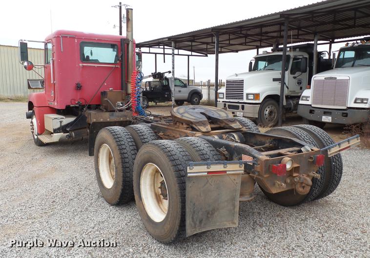 image for item BJ9922 1993 Freightliner FLD112 semi truck