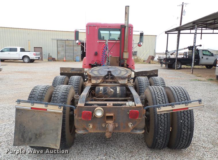 image for item BJ9922 1993 Freightliner FLD112 semi truck