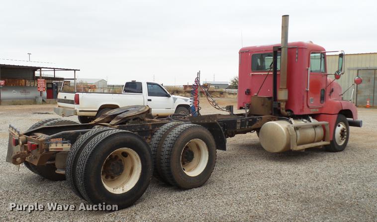 image for item BJ9922 1993 Freightliner FLD112 semi truck