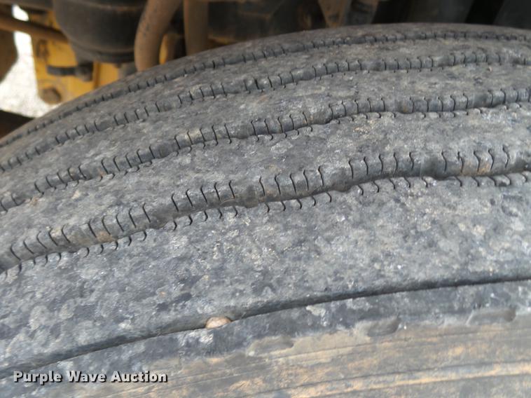 image for item BJ9922 1993 Freightliner FLD112 semi truck