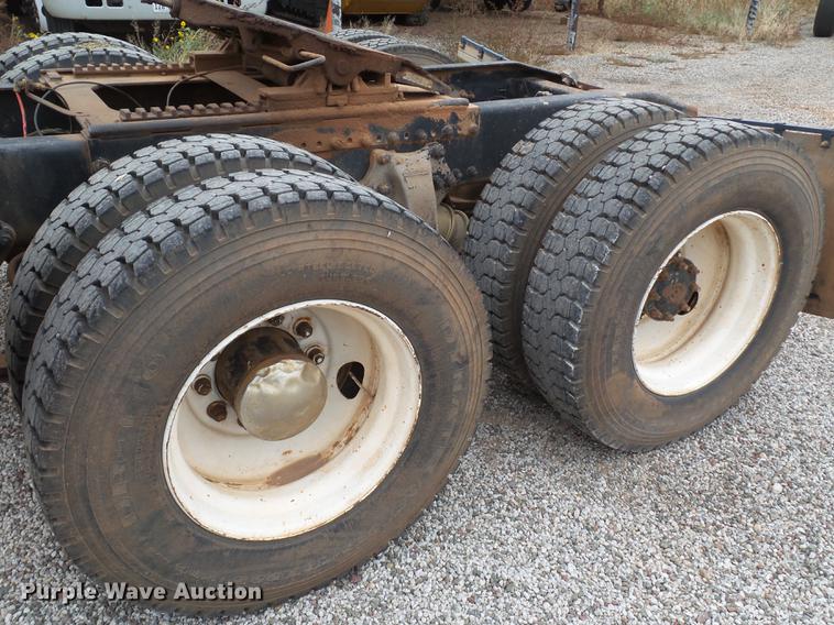 image for item BJ9922 1993 Freightliner FLD112 semi truck