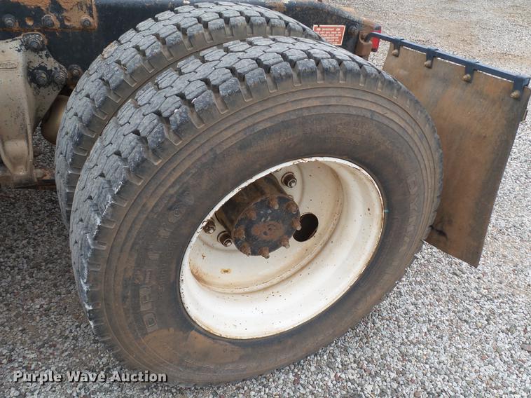 image for item BJ9922 1993 Freightliner FLD112 semi truck