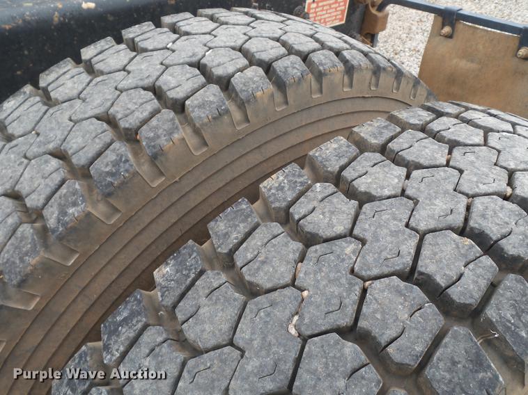 image for item BJ9922 1993 Freightliner FLD112 semi truck