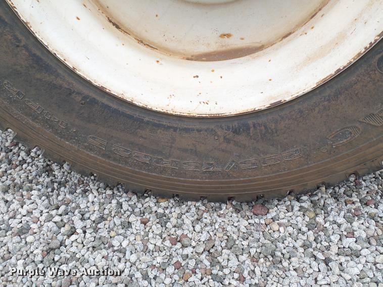 image for item BJ9922 1993 Freightliner FLD112 semi truck