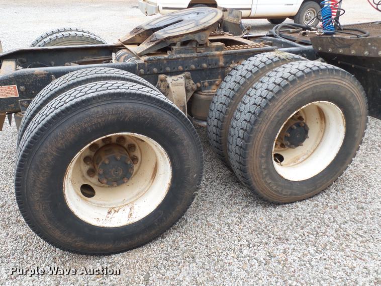 image for item BJ9922 1993 Freightliner FLD112 semi truck