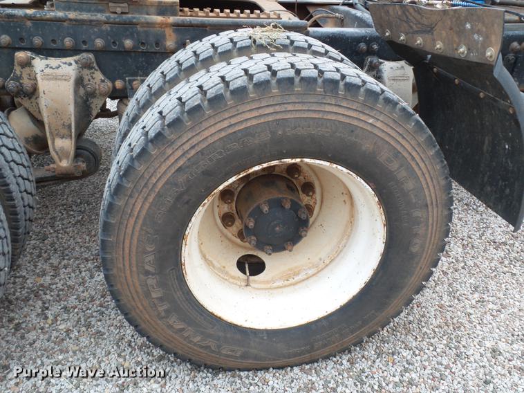 image for item BJ9922 1993 Freightliner FLD112 semi truck