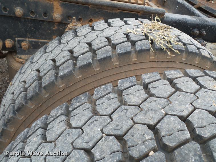 image for item BJ9922 1993 Freightliner FLD112 semi truck