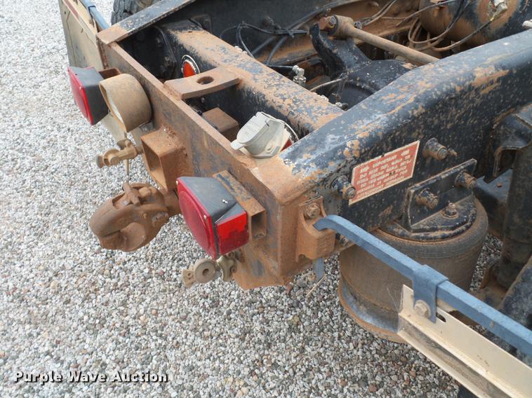 image for item BJ9922 1993 Freightliner FLD112 semi truck