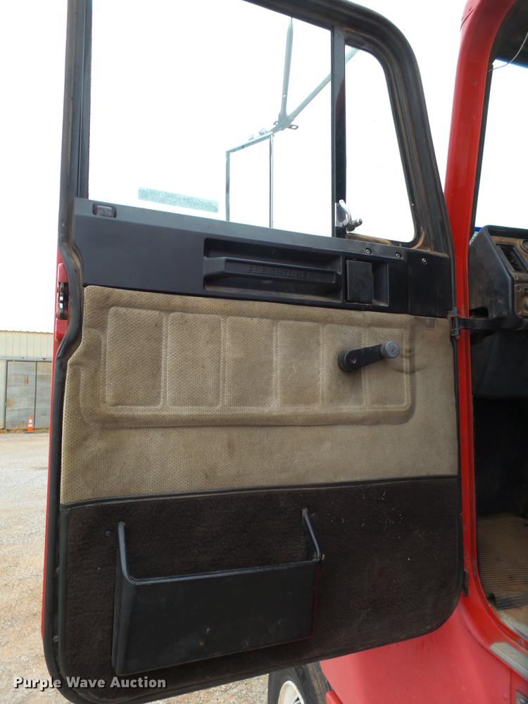 image for item BJ9922 1993 Freightliner FLD112 semi truck