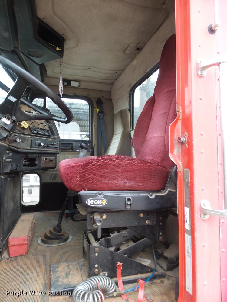 image for item BJ9922 1993 Freightliner FLD112 semi truck