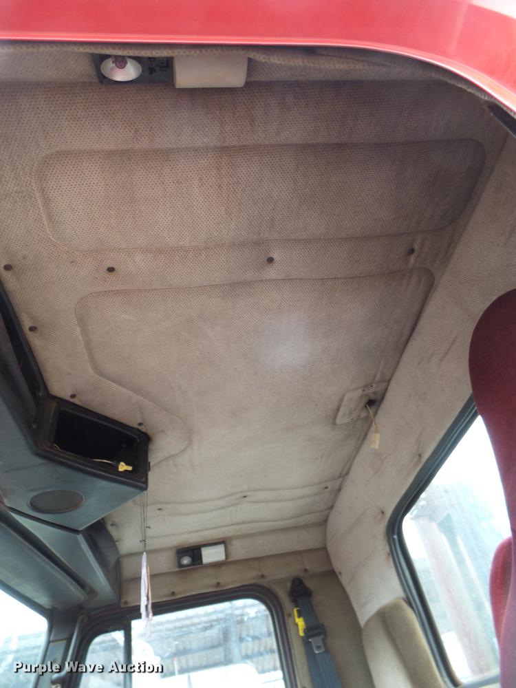 image for item BJ9922 1993 Freightliner FLD112 semi truck