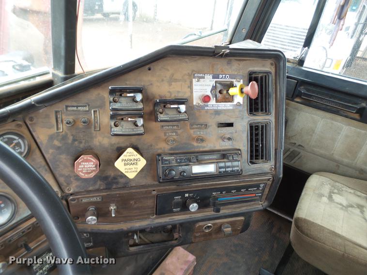 image for item BJ9922 1993 Freightliner FLD112 semi truck