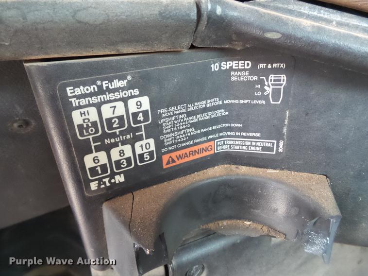 image for item BJ9922 1993 Freightliner FLD112 semi truck