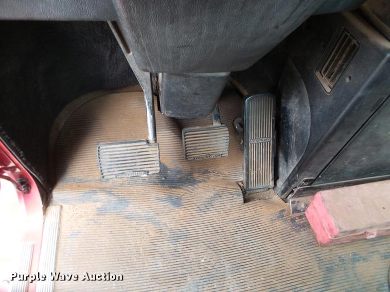 image for item BJ9922 1993 Freightliner FLD112 semi truck