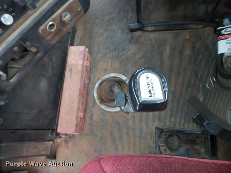 image for item BJ9922 1993 Freightliner FLD112 semi truck