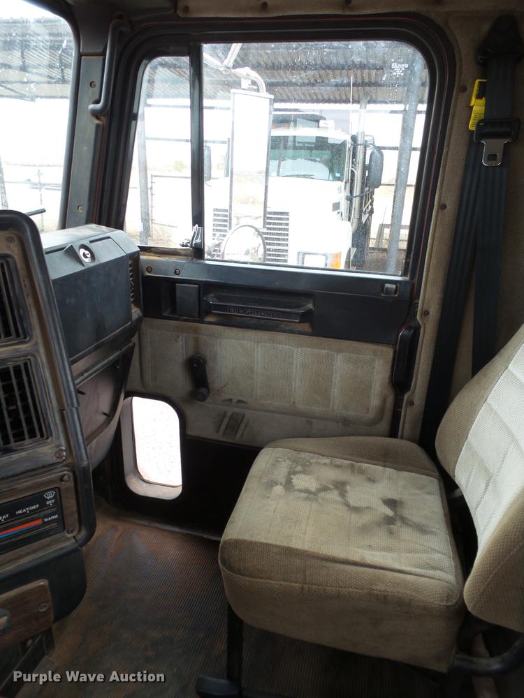 image for item BJ9922 1993 Freightliner FLD112 semi truck