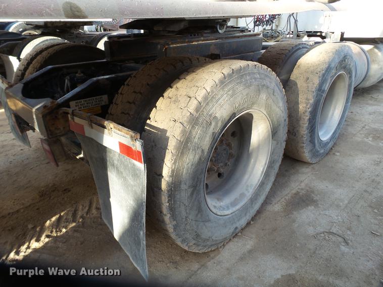 image for item BJ9932 1999 Peterbilt 377 semi truck