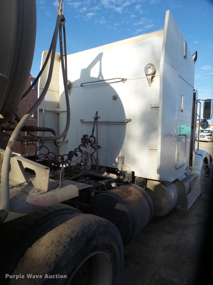 image for item BJ9932 1999 Peterbilt 377 semi truck