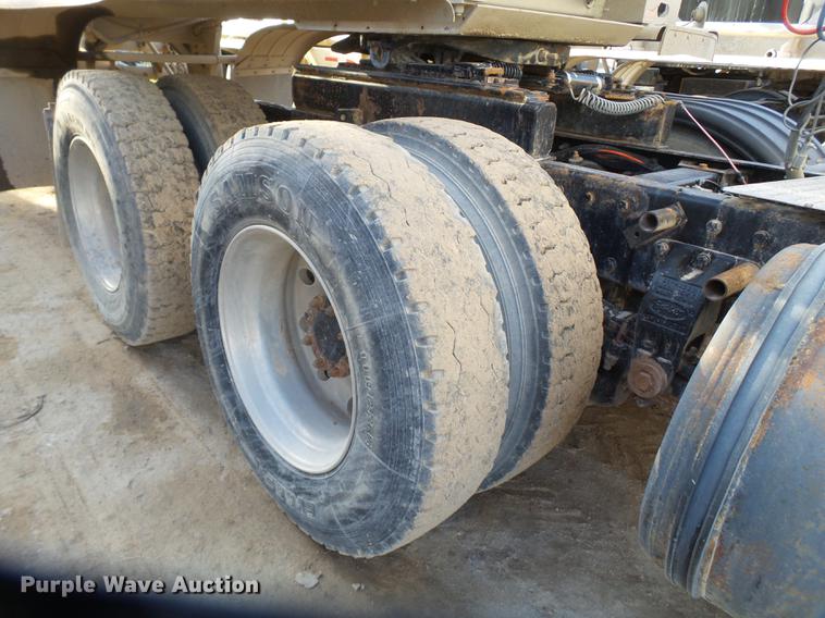 image for item BJ9932 1999 Peterbilt 377 semi truck