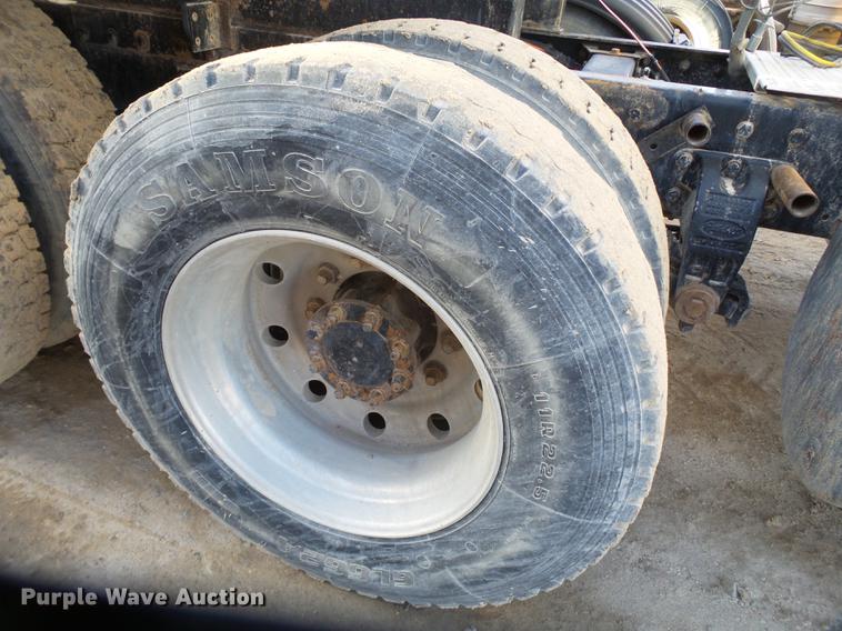 image for item BJ9932 1999 Peterbilt 377 semi truck