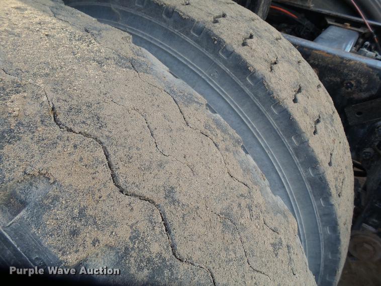 image for item BJ9932 1999 Peterbilt 377 semi truck