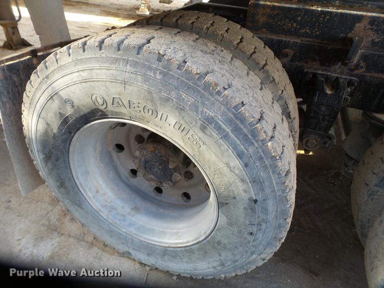 image for item BJ9932 1999 Peterbilt 377 semi truck