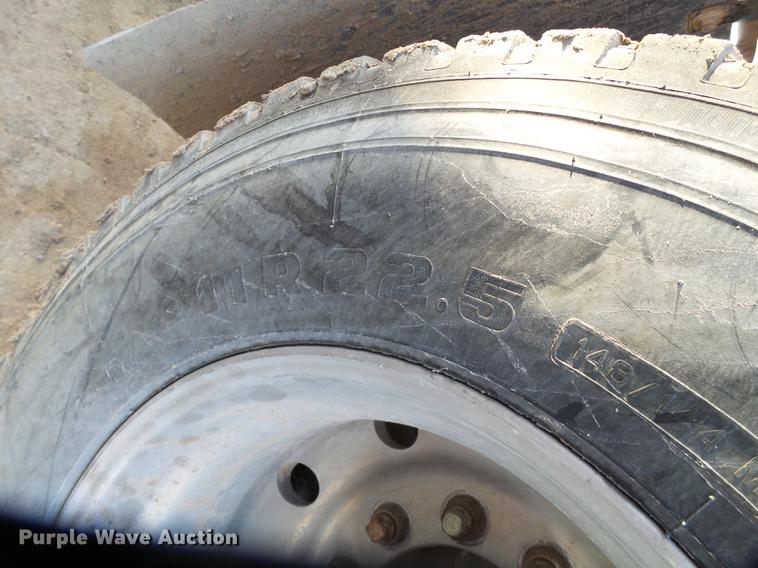 image for item BJ9932 1999 Peterbilt 377 semi truck