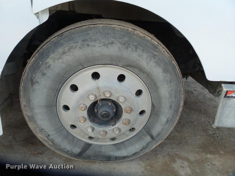 image for item BJ9932 1999 Peterbilt 377 semi truck